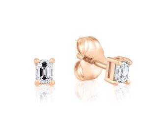 Könnte beinhalten: Ein Paar Ohrstecker aus Roségold mit Smaragdschliff-Diamanten.