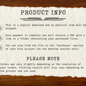 Op de afbeelding: Een cr&egrave;mekleurig papier met de tekst "PRODUCT INFO" bovenaan, gevolgd door details over digitale downloads. De tekst is zwart, met decoratieve ster-pictogrammen. Het papier staat tegen een donkere houten achtergrond.