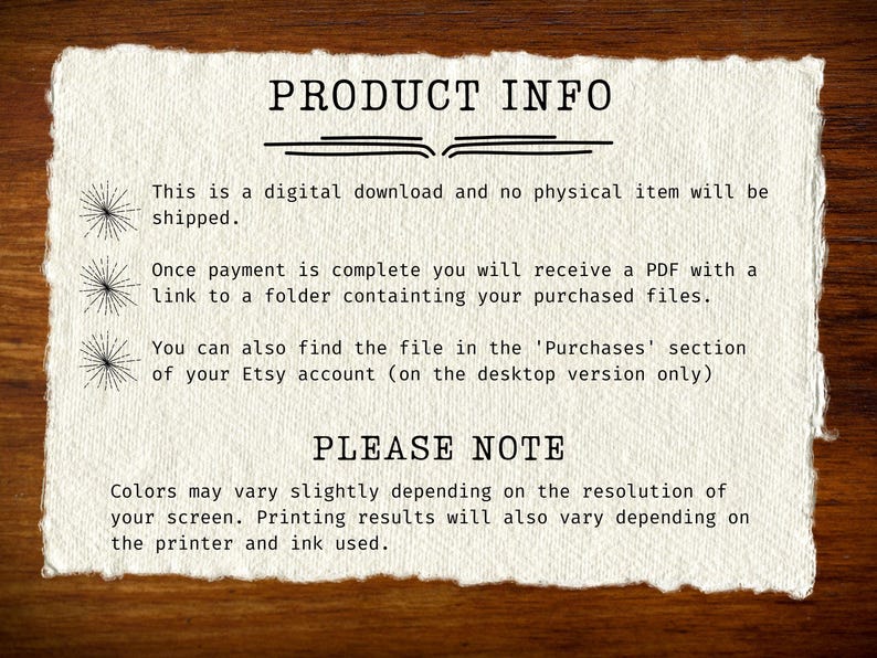 Op de afbeelding: Een cr&egrave;mekleurig papier met de tekst "PRODUCT INFO" bovenaan, gevolgd door details over digitale downloads. De tekst is zwart, met decoratieve ster-pictogrammen. Het papier staat tegen een donkere houten achtergrond.
