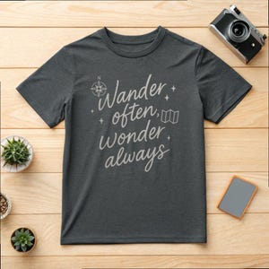 Wander Often, Wonder Always Tee - Unisex bawełniany T-shirt, prezent podróżny, odzież przygodowa, prezenty dla odkrywców, inspirująca koszulka