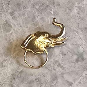 Broche vintage de los años 80 con forma de elefante de metal, sujeta-bufanda, con forma de elefante, en tono dorado, estilo safari.
