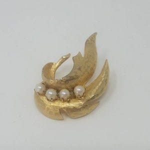 Vtg faux pearl brooch gold tone mid century jewelry