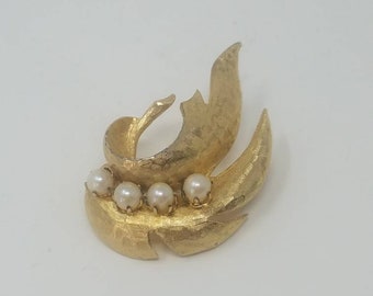 Vtg faux pearl brooch gold tone mid century jewelry