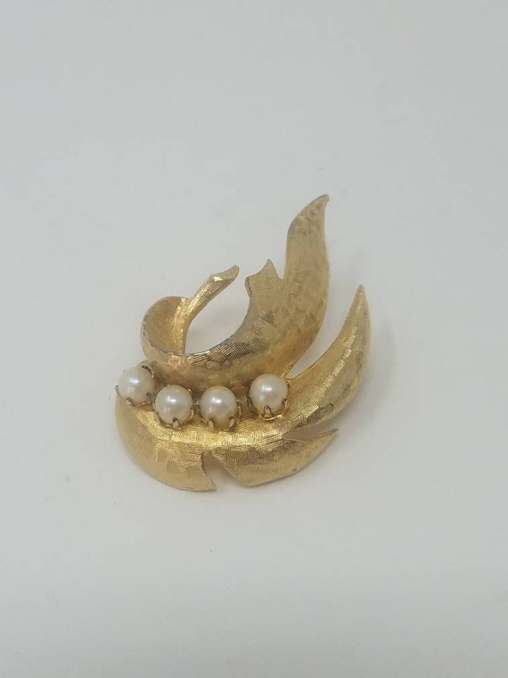 Vtg faux pearl brooch gold tone mid century jewelr