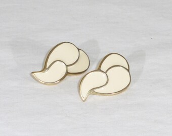 Orecchini vintage Trifari in smalto bianco color oro con chiusura a vite.