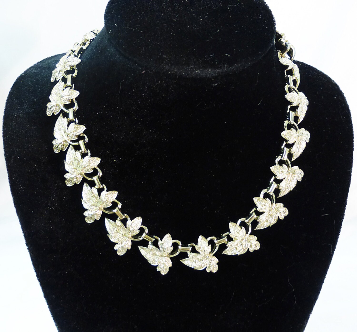 ◆VINTAGE HOLLYWOOD◆ Twist Leaf Chain Necklace VH2379NE007B Vintage Gold Tone Twisted Chain Necklace – DYL Fashions