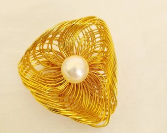 Vintage wire cluster gold tone pearl center brooch