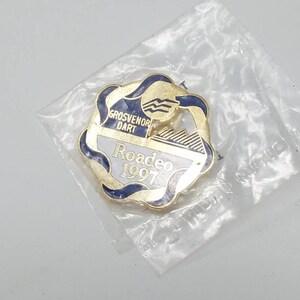 Vtg 1997 Grosvenor Dart bus roadeo competición pin automovilismo
