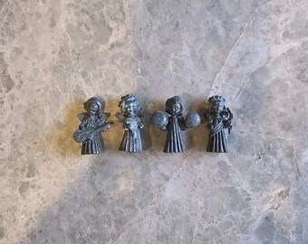 Set di 4 statuette vintage in peltro firmate Vernon, anni '80, raffiguranti un gruppo di angeli.