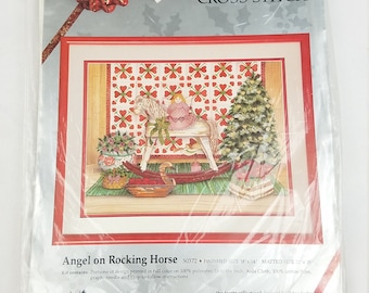 VTG 1988 qualcosa Angelo speciale sul cavallo a dondolo Natale contato punto croce Kit