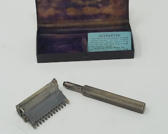 Vtg The El Paso World Times Valet Auto Strop razor in the original tin case, travel shaving set