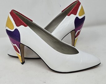 Vtg 80s Via Spiga women 8B white leather heels color block sculptural heel Italy, pointed toes, tapered mid-heel,  retro, wearable art, 80s.