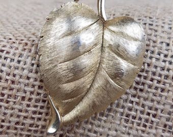Vintage Trifari gold tone leaf brooch pin jewelry 1960 preppy old money