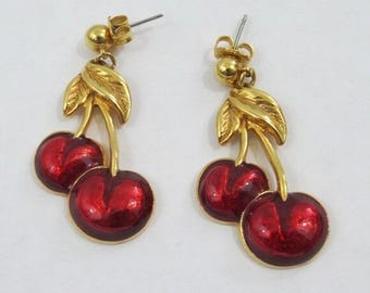 Orecchini pendenti vintage Avon color oro e smalto rosso con ciliegia, firmati, stile boho hippie