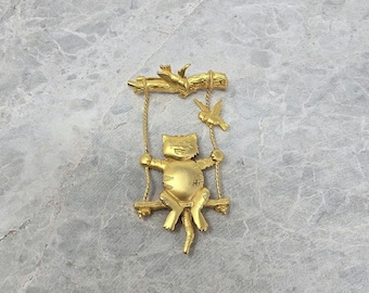 Spilla vintage JJ color oro raffigurante un gatto su un'altalena e uccelli, firmata con un animale stravagante