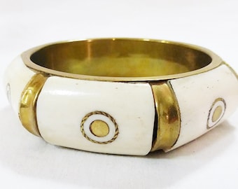 Pulsera tipo brazalete vintage de latón y hueso con incrustaciones