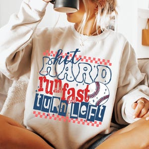 Hit Hard Run Fast Turn Left Retro Baseball Sweater, cadeau voor game sportfans coach, honkbalseizoen Game Day Mommy Sweater