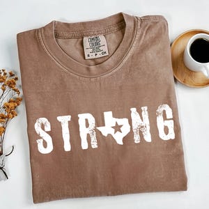 テキサスのために祈るシャツ、テキサス強豪洪水災害救援コンフォートカラーズ®Tシャツ、ヒルカントリー洪水サバイバーTシャツ