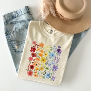 Comfort Colors® Regenbogen Blumen T-Shirt, LGBTQ+ Floral Sweatshirt, Botanischer Garten Bekleidung, Lebendige Natur Liebhaber Shirt, Künstlerischer Stolz Top