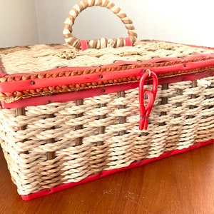 REDUCED! Vtg Singer Sewing Basket Floral Tapestry Lid Satin Lined Japan In  EUC!!