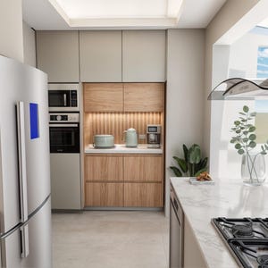 Può includere: Interni cucina moderna con mobili grigio chiaro, frigorifero in acciaio inossidabile e dettagli in legno. Dispone di forno a microonde e forno a incasso, piano cottura a gas e piano di lavoro in marmo. Include tostapane, bollitore e macchina per il caffè.