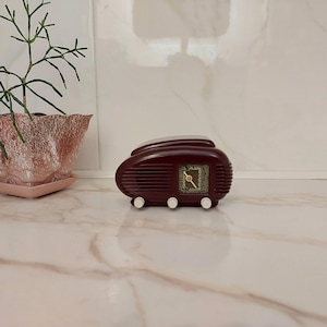 Radio en miniatura vintage Radioline Tesla Talisman U308 Checoslovaquia 1940 Modelo de colección portátil Regalo para esposo Padre Abuelo
