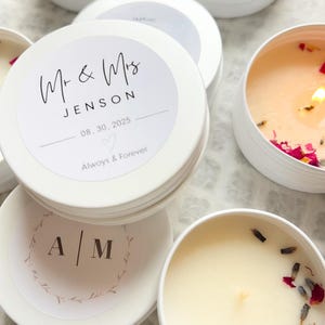 Personalisierte Hochzeitskerze: Sojawachs mit Rosenduft, eingebettete Blumen