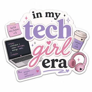 Può includere: Un adesivo con la scritta "in my tech girl era" in viola, rosa e nero. Il design include un laptop, una tazza di caffè, cuffie e post-it con frasi di codifica e motivazionali.