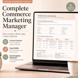 Puede incluir: Una computadora portátil muestra una plantilla de administrador de marketing con el texto "Complete Commerce Marketing Manager". La pantalla muestra secciones para el calendario de contenido, el generador de copias y el generador de subtítulos sociales. Una taza de café está sobre la mesa.
