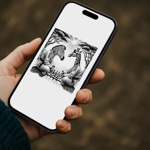 Può includere: Uno smartphone mostra un'illustrazione in bianco e nero di una zebra e una giraffa in abiti da arti marziali, che si affrontano su una scacchiera. Lo sfondo presenta alberi stilizzati e un sole.