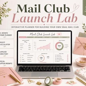 Puede incluir: Un producto digital titulado Mail Club Launch Lab en la pantalla de un portátil, que muestra un panel con gráficos de ingresos, resumen de beneficios y temas mensuales, junto a un cuaderno rosa, sobres y artículos de papelería.