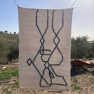 Moderner Marokkanischer Wollteppich - Handgefertigter Berber Teppich mit Abstraktem Schwarzen Linien Design - Minimalistischer Boho Teppich - Anpassbare Größen