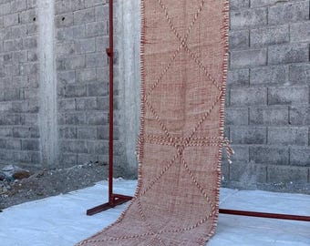Chemin de table kilim en laine rose rouille, tapis berbère en losanges, déco de couloir bohème