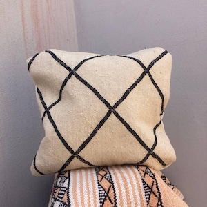 Large Moroccan Wool Pillow – Handmade Grid Pattern Cushion – Ivory Berber Sofa Pillow – Rustic Farmhouse Decor – Tribal Wool Throw Pillow
