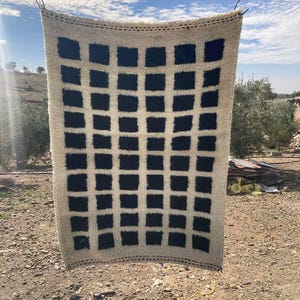 Handgewebter marokkanischer Wollteppich - Moderner Berber-Teppich in Schwarz & Weiß im Schachbrettmuster, Minimalistischer Teppich für Boho-Häuser