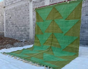 Tapis kilim marocain vert, triangle géométrique, tissage plat en laine