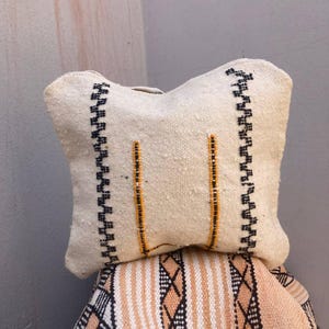 Moroccan Pillow Cover – Handmade Kilim Cushion – Berber Tribal Decor – Ivory Throw Pillow – Wool Sofa Cushion – Rustic Boho Pillow –