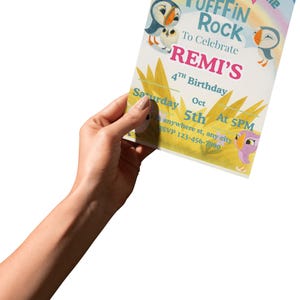Pode incluir: Um convite colorido para uma festa de aniversário de 4 anos. O convite apresenta o texto "You're Invited to the PUFFIN Rock To Celebrate REMI'S 4th Birthday". O design inclui papagaios-do-mar de desenho animado e um arco-íris.