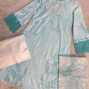Mintgrüner bestickter pakistanischer Kurta-Anzug | 3-teiliges genähtes Kurti mit bedrucktem Organza Dupatta | Elegantes Südasiatisches Frauen Kleid