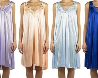 Pretty Woman set van 4 verschillende kleuren doorschijnende nachthemden met zijdeachtig kantaccent en accenten - medium tot 3x