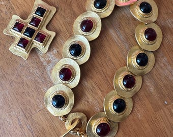 Vintage sieradenset van Édouard Rambaud Paris, gesigneerd - Gouden kruisvormige halsketting en broche met rode en zwarte cabochons, couture sieraden uit de jaren 80.