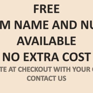 Może przedstawiać: Tekst na beżowym tle, kt&oacute;ry brzmi: "DARMOWY WŁASNY NAPIS I NUMER DOSTĘPNE BEZ DODATKOWYCH KOSZT&Oacute;W ZOSTAW NOTATKĘ PRZY KASIE Z TWOIM WŁASNYM NAPISEM LUB SKONTAKTUJ SIĘ Z NAMI"