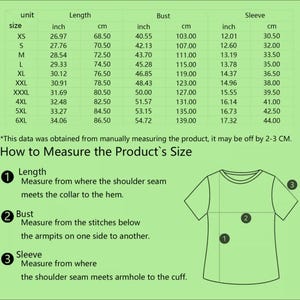 Może przedstawiać: Tabela przedstawiająca wymiary rozmiaru w calach i centymetrach dla koszulki. Tabela zawiera wymiary długości, klatki piersiowej i rękawa. Tabela zawiera r&oacute;wnież schemat pokazujący, jak zmierzyć koszulkę.