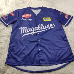 Puede incluir: Un juego de tres tazas de cerámica con un acabado mate moteado. Las tazas son de color crema, gris claro y gris oscuro. Cada taza tiene un diseño simple y minimalista y un asa redondeada.