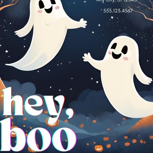 Può includere: Un invito a una festa di Halloween con sfondo blu scuro, fantasmi bianchi e una luna crescente. Il testo recita "let's party" in un cerchio bianco con una stella, "October 31 5:00", "123 Spooky Street", "Any City, ST 12345" e "555.123.4567". La parte inferiore dell'invito presenta il testo "hey, boo" in bianco con un effetto glitch.