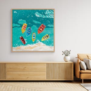Op de afbeelding: Kleurrijk schilderij van verschillende kleine boten die op turquoise water drijven, met witte golven aan de onderkant. De boten zijn in verschillende kleuren, waaronder rood, geel en blauw, en zijn in een verspreid patroon gerangschikt.