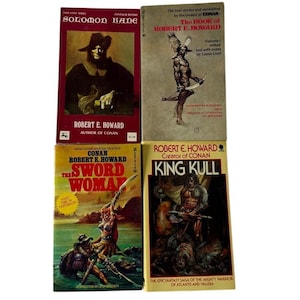 Könnte beinhalten: Vier Vintage-Taschenbücher von Robert E. Howard. Zu den Titeln gehören "Solomon Kane", "The Book of Robert E. Howard", "The Sword Woman" und "King Kull". Die Cover zeigen Illustrationen von Fantasy-Charakteren und -Szenen mit englischem Text.