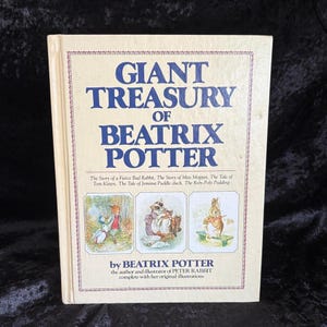 Könnte beinhalten: Ein gebundenes Buch mit dem Titel "GIANT TREASURY OF BEATRIX POTTER" mit Illustrationen. Das Cover zeigt den Titel in Blau, den Namen des Autors und Illustrationen aus den Geschichten. Eine Sammlung von Beatrix Potters Geschichten.