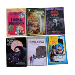 Puede incluir: Una colección de seis libros infantiles antiguos. Los títulos incluyen "Figgs & Phantoms", "Celery Stalks at Midnight", "The Secret of NIMH", "Nightmare Before Christmas", "The Dark Secret of Weatherend" y "The Monster's Ring".
