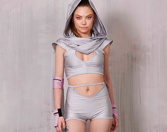 Hoog getailleerde raveshort, geometrische uitsparing, festivaloutfit